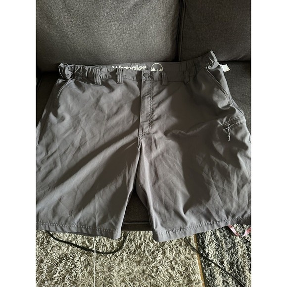 Wrangler Hiking Cargo Shorts Mens 46 Gray Elastic Waist Performance  Zip - Picture 1 of 9